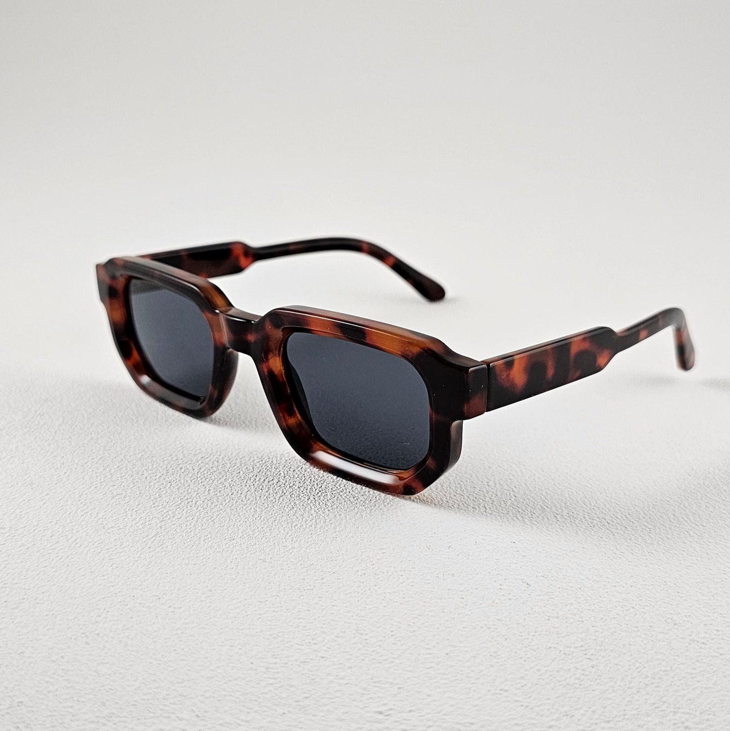 Unisex Madagaskar square sunglasses close-up tortoise frame UV400 lenses