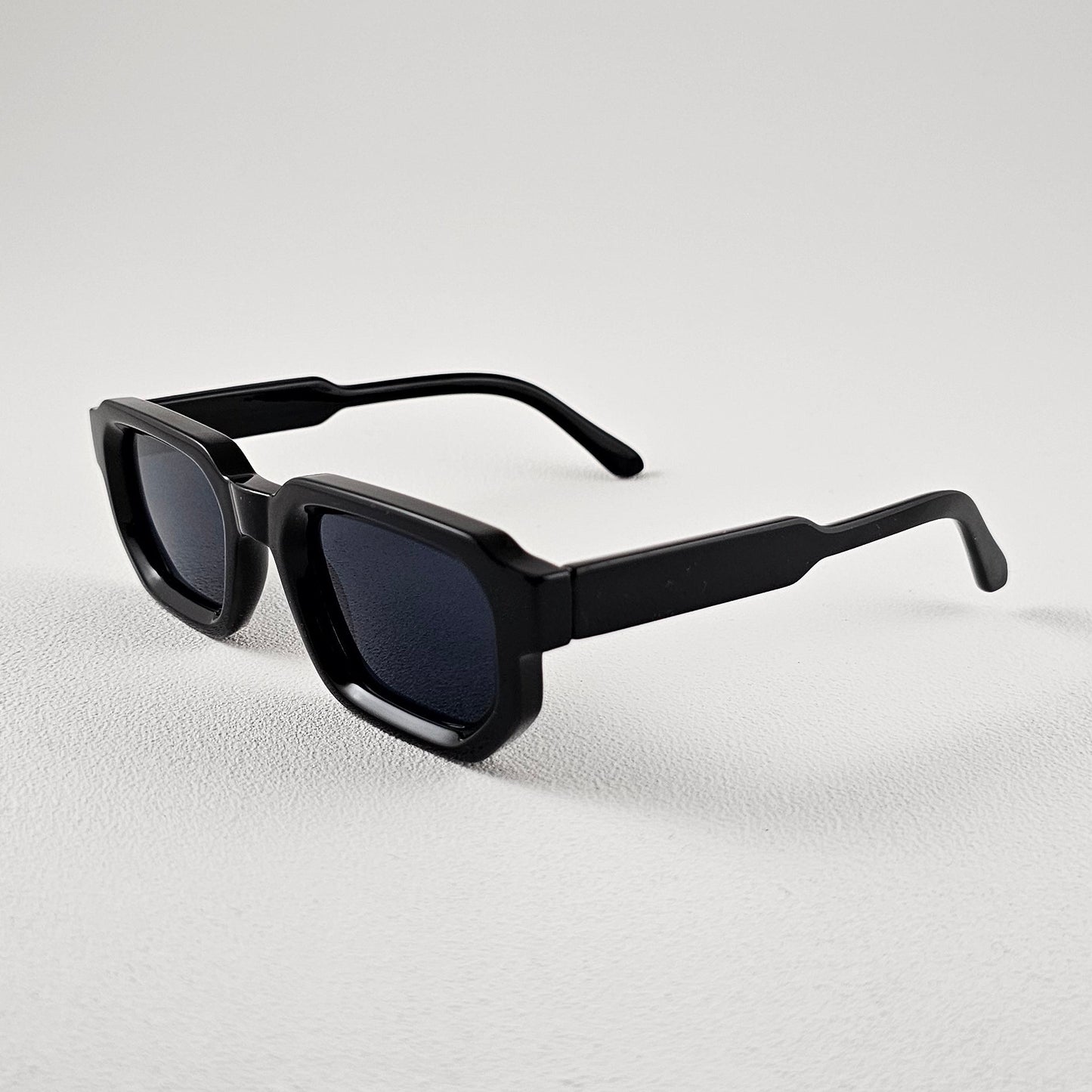 Unisex Madagaskar square sunglasses close-up tortoise frame UV400 lenses