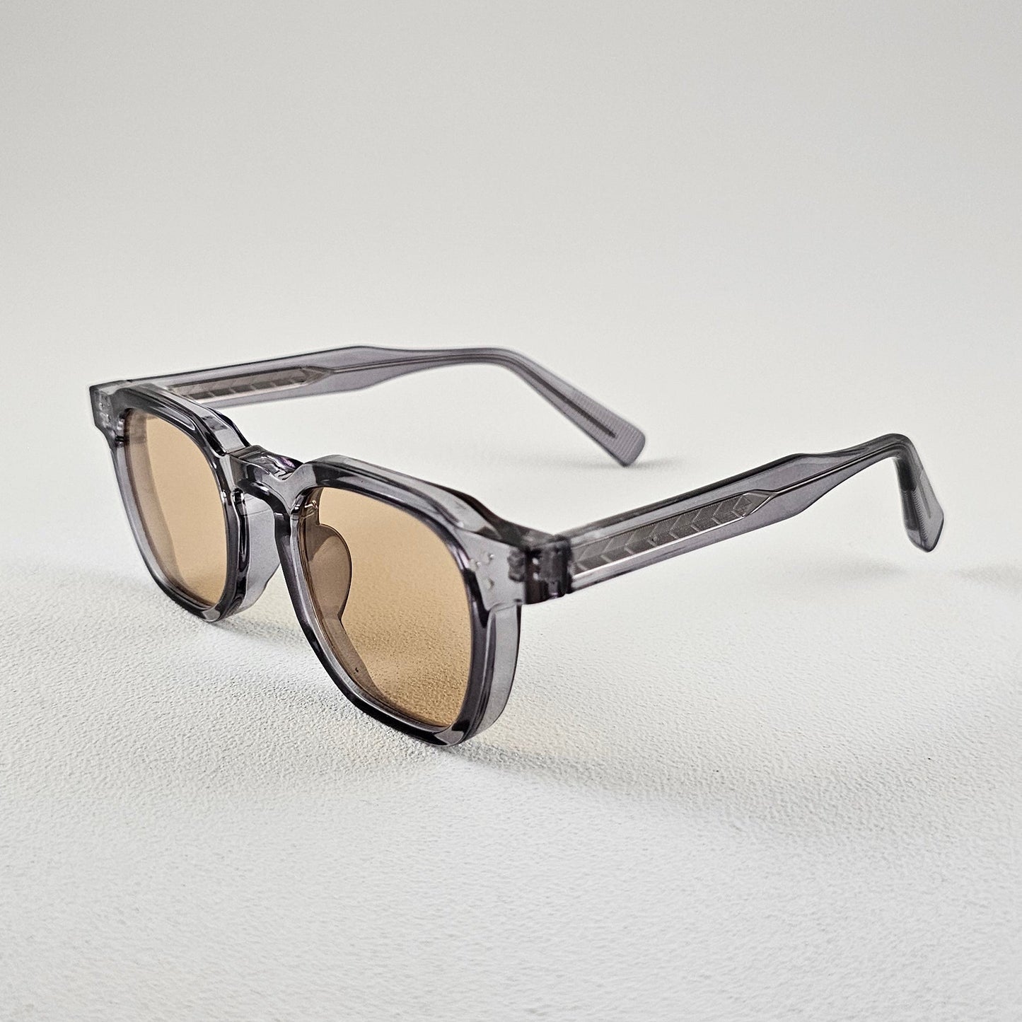 Unisex Leo square sunglasses close-up gray frame UV400 lenses