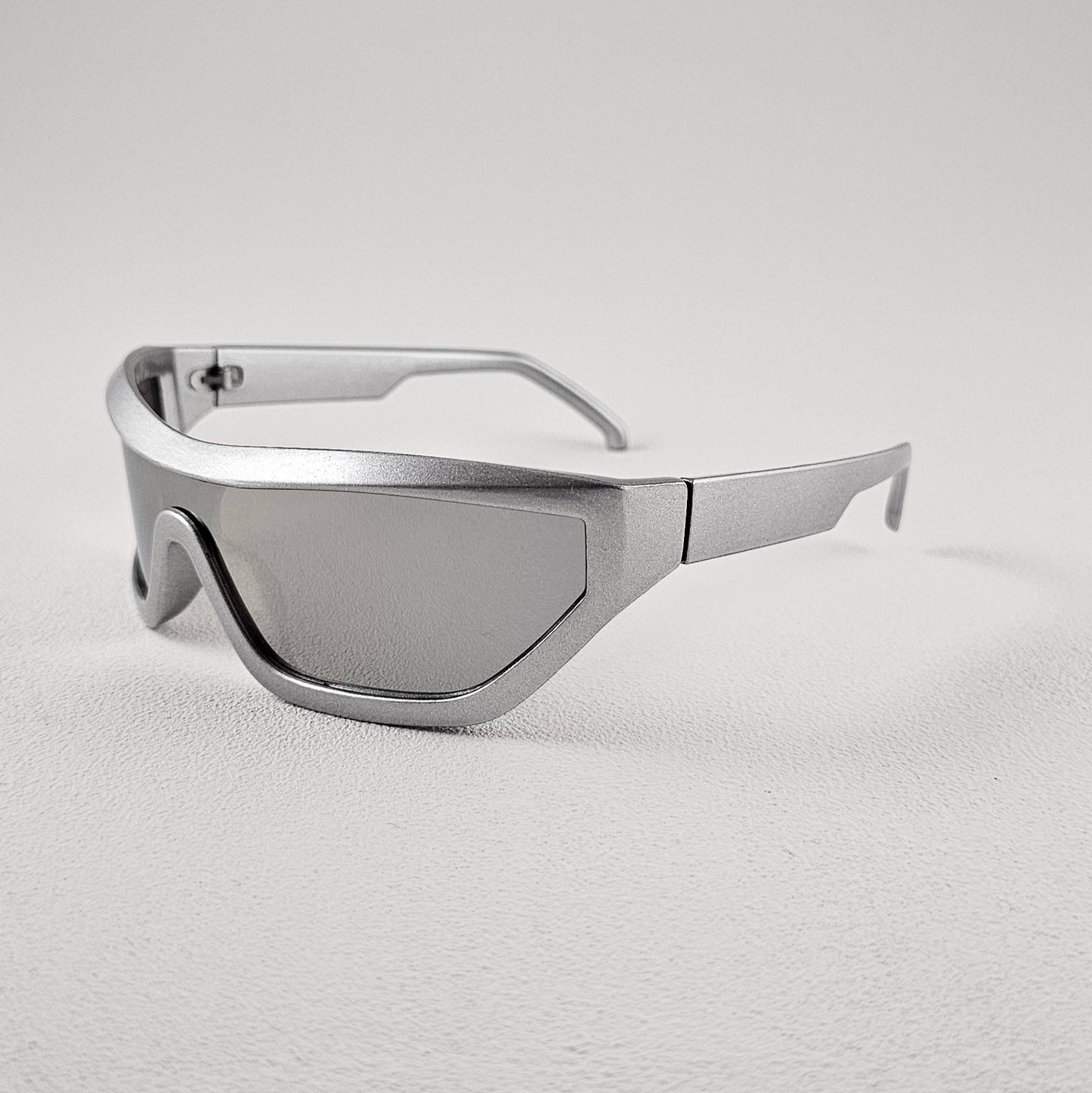 Unisex The Rave sunglasses close-up silver mirror UV400 lenses