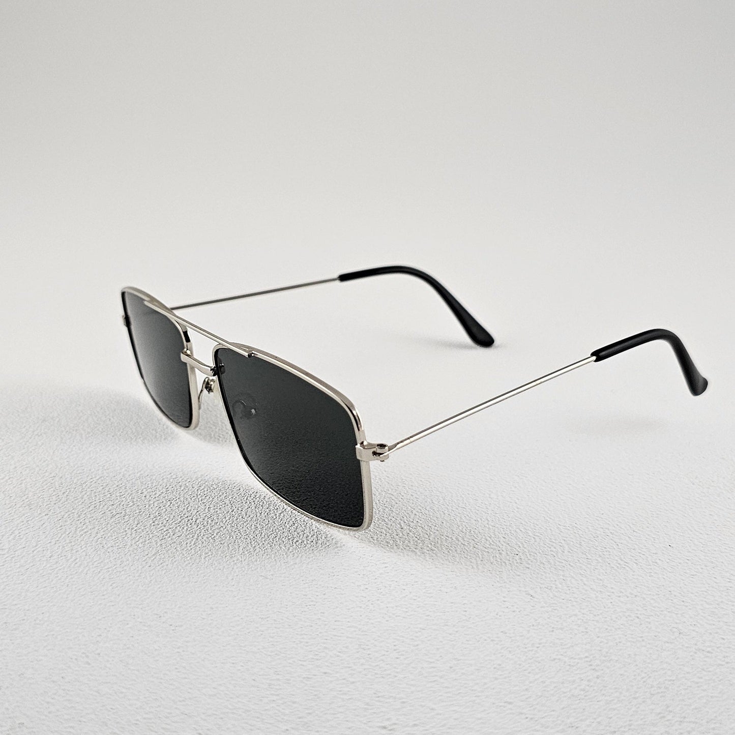Unisex Diego square sunglasses dark green frame close-up polarized UV400 lenses