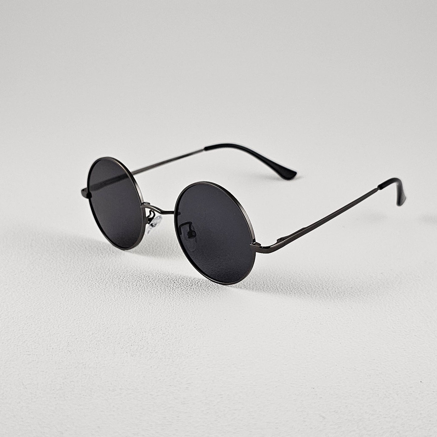 Unisex Ozzy round sunglasses close-up black metal frame UV400 lenses