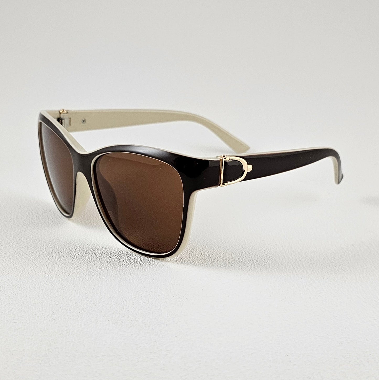 Unisex Sarah geometric sunglasses close-up polarized UV400 lenses