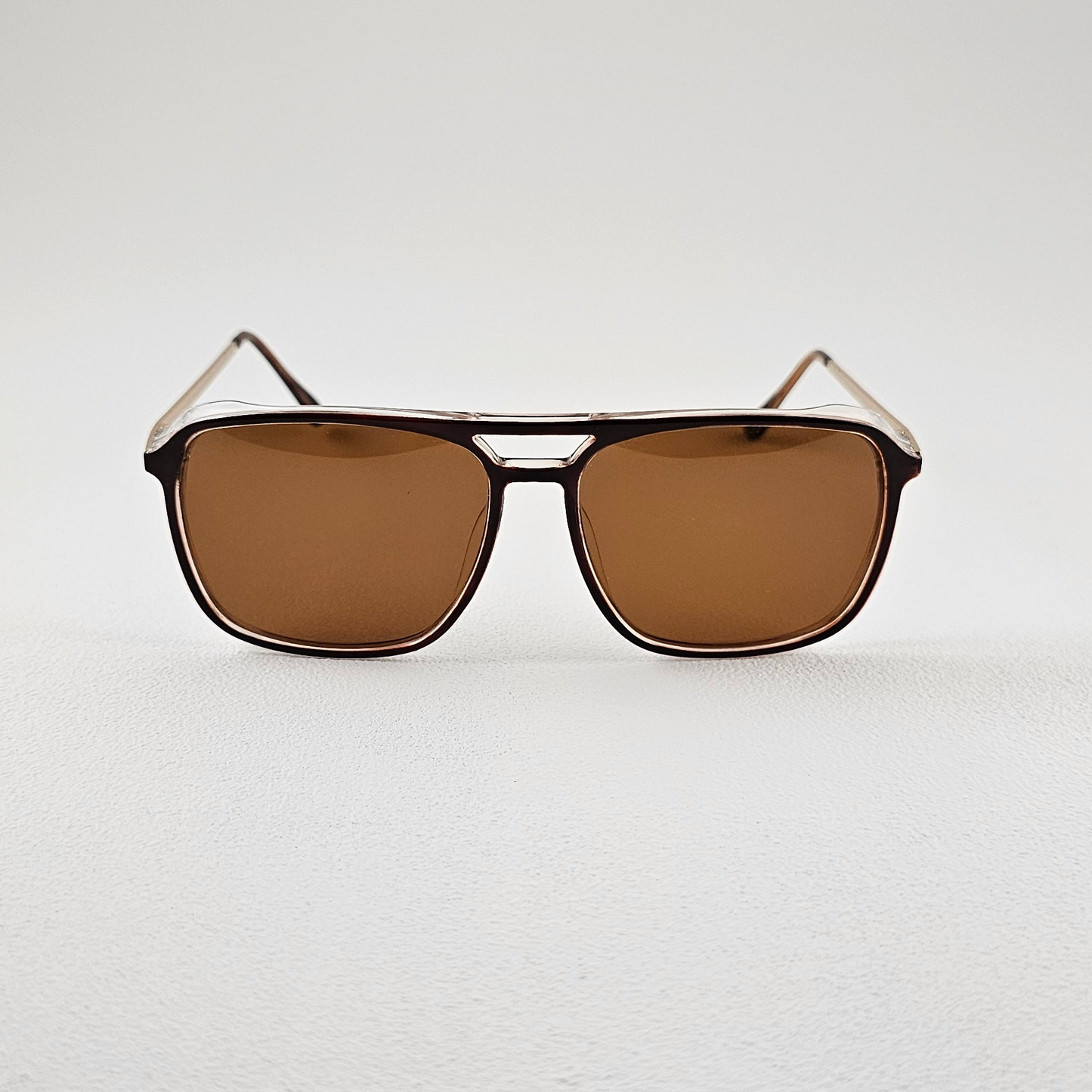 Geometric polarized sunglasses with UV protection – plastic frame front view