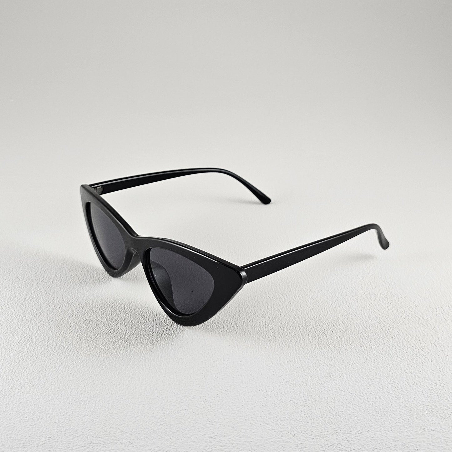 Women's Marilyn cat-eye sunglasses close-up polarized UV400 lenses