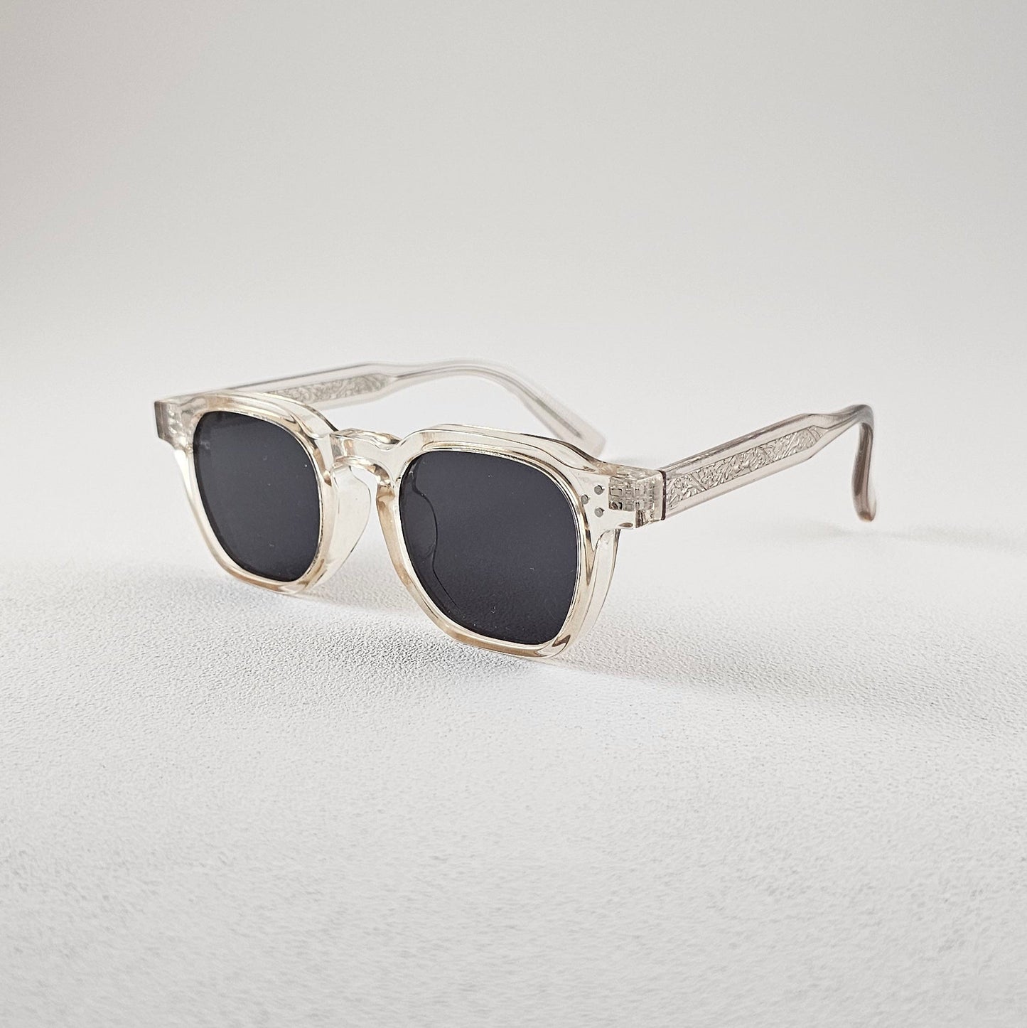 Geometric polarized sunglasses with UV protection – angled view plastic frame