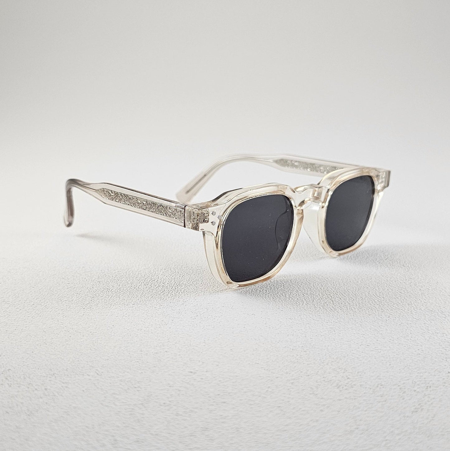 Geometric polarized sunglasses with UV protection – side view plastic frame