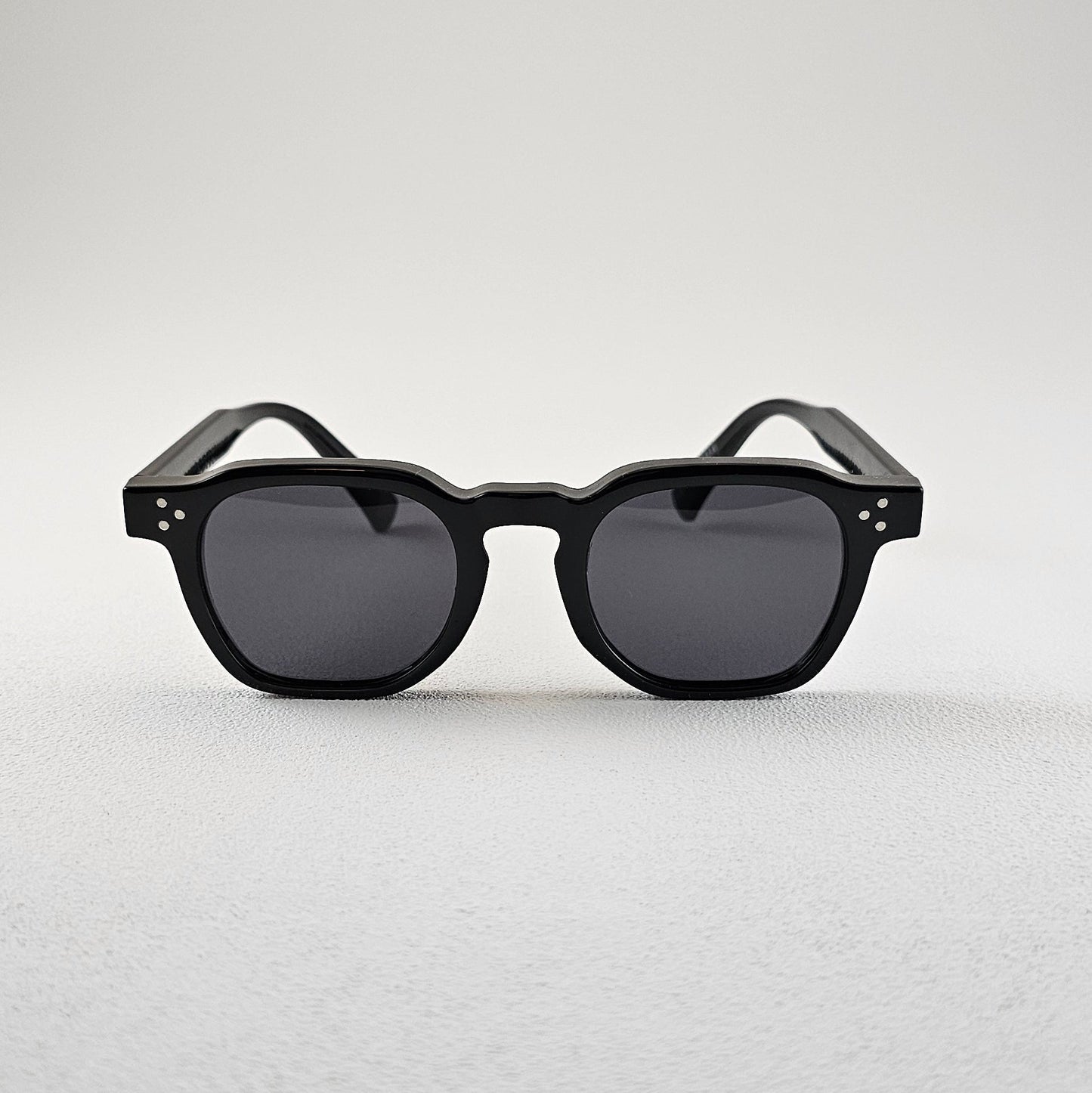 Geometric polarized sunglasses with UV protection – plastic frame black front view