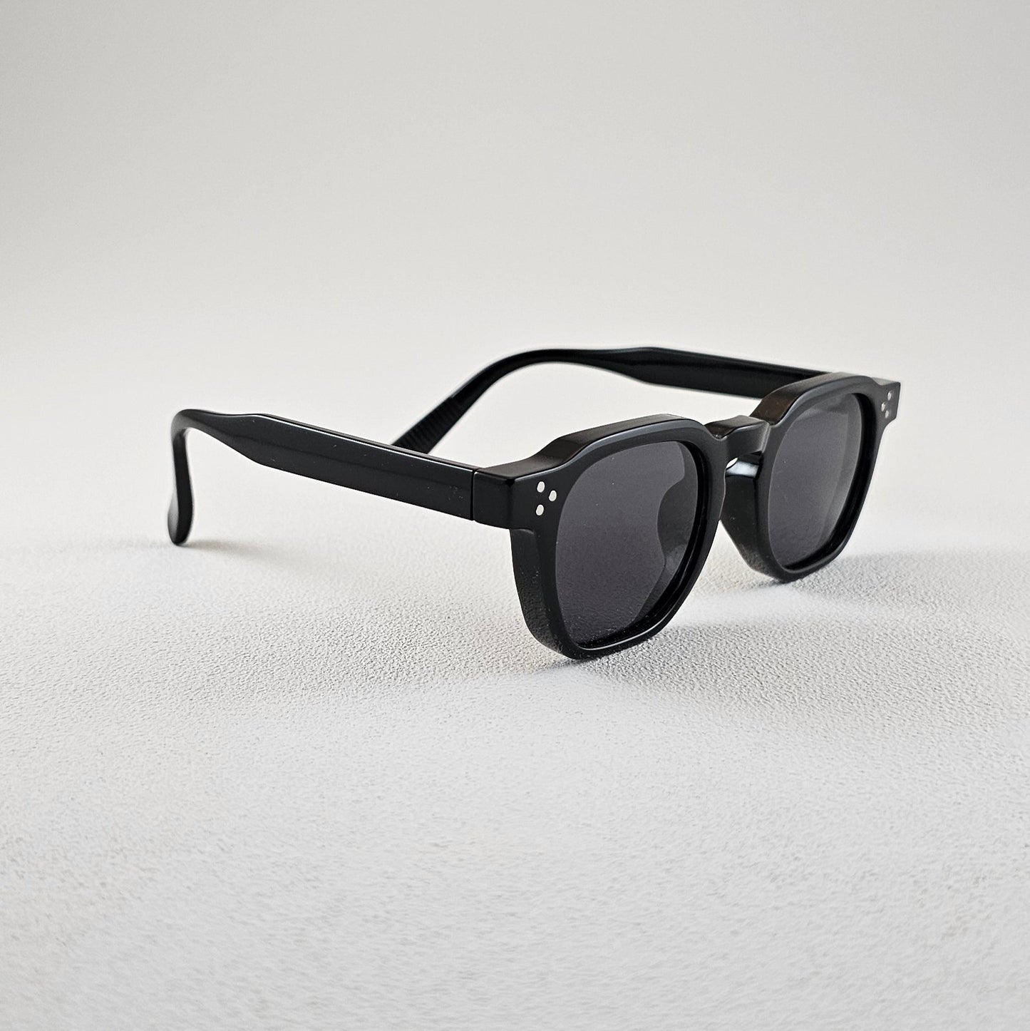 Geometric polarized sunglasses with UV protection – side view black plastic frame