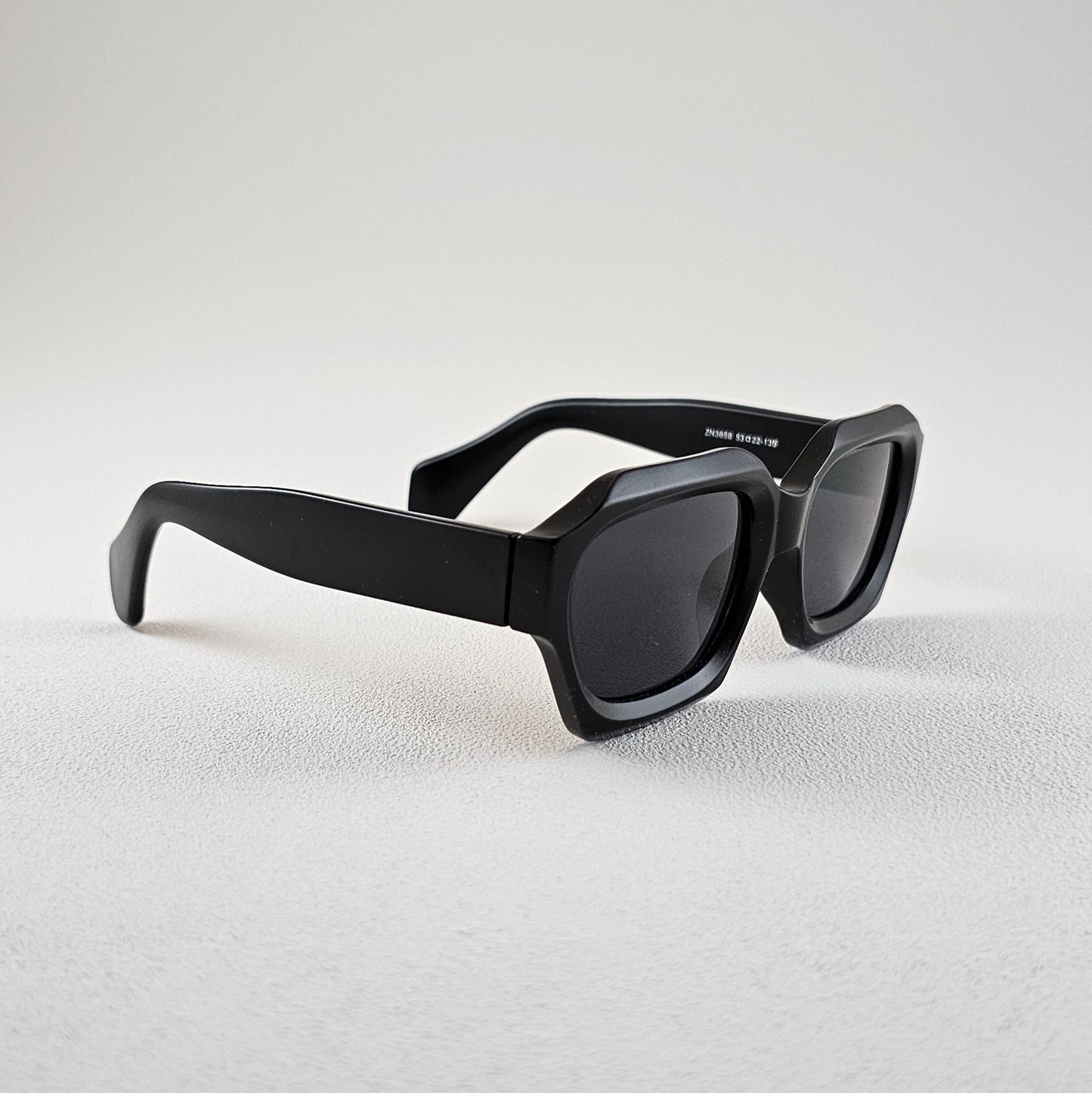 Geometric polarized sunglasses with UV protection – side view plastic frame