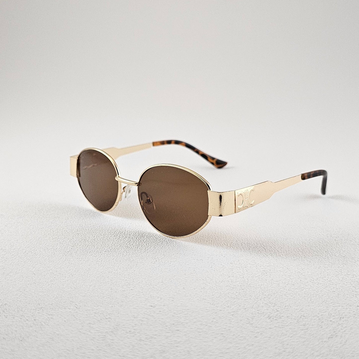 Oval polarized sunglasses with UV protection – angled view metal frame