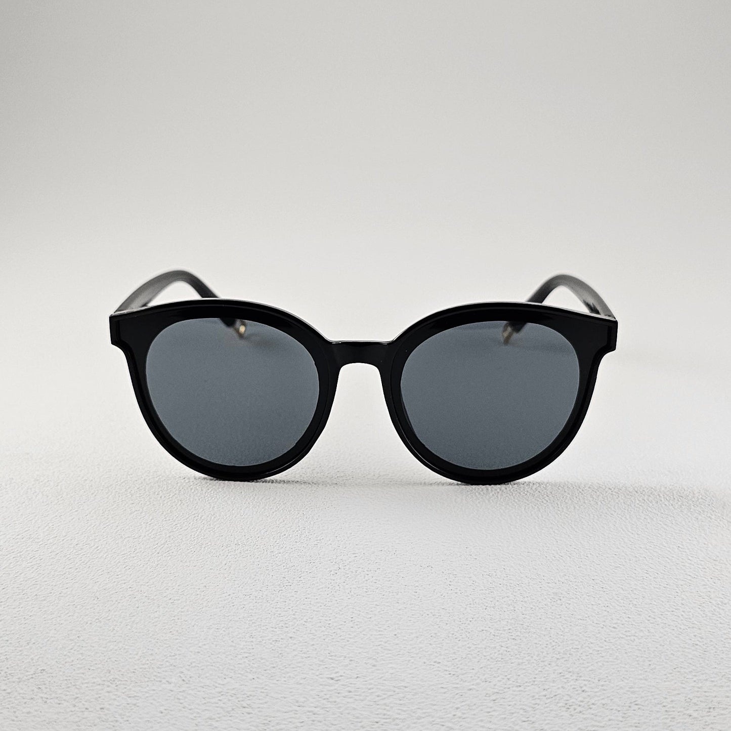 Cat eye polarized sunglasses with UV protection – plastic frame front view