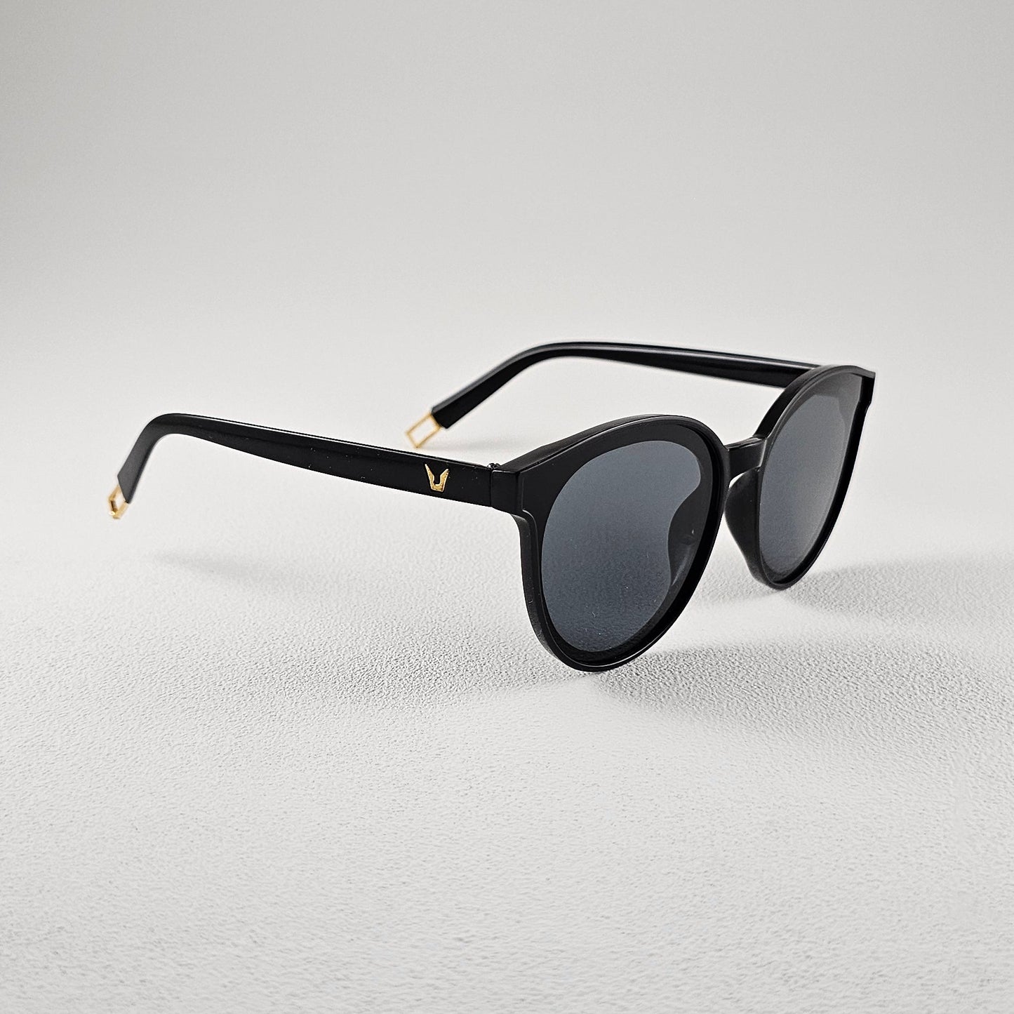Side profile cat eye polarized sunglasses – lightweight plastic frame