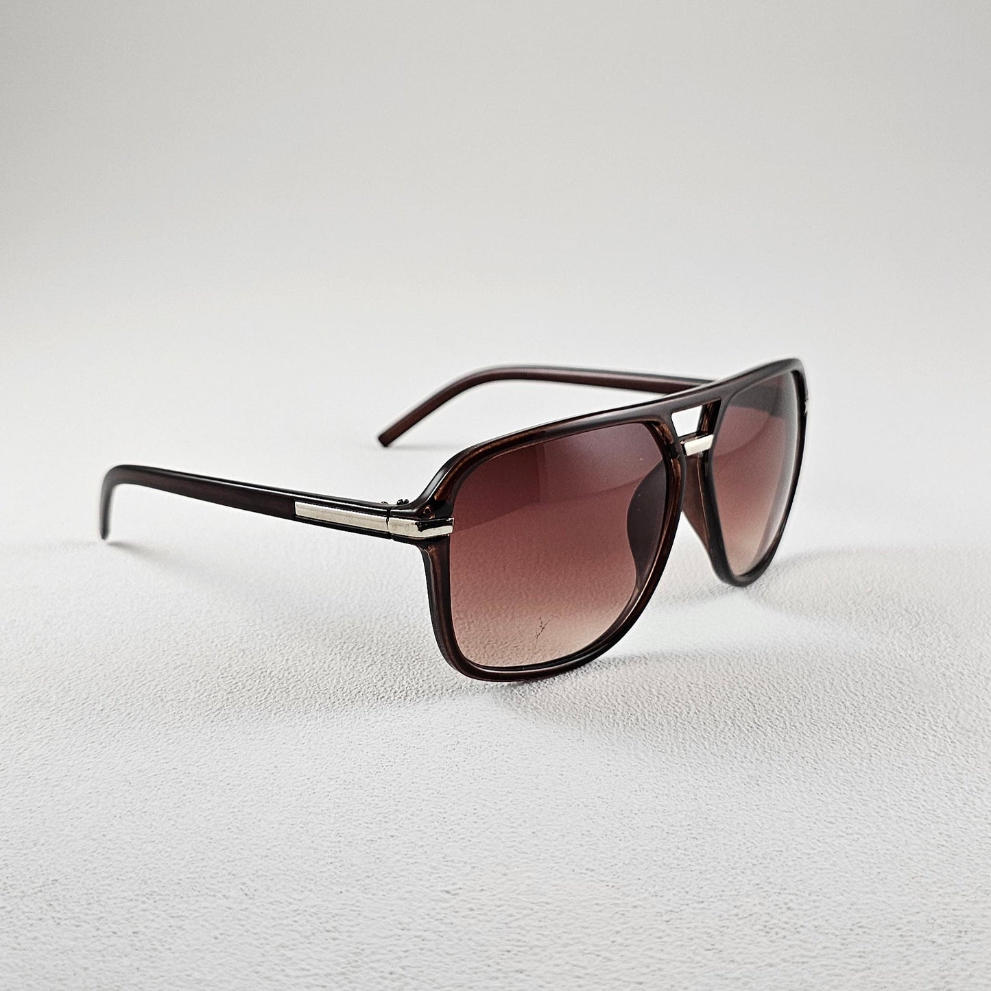 Side profile brown geometric polarized sunglasses – mixed plastic and metal frame