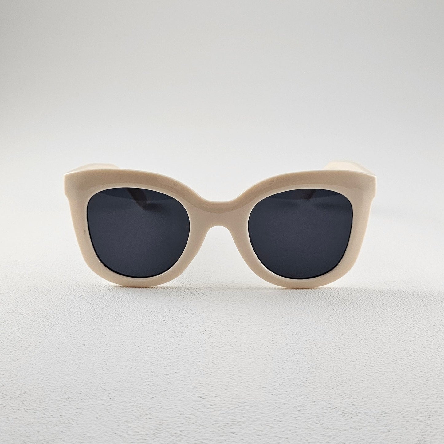 Cat eye polarized sunglasses with UV protection – plastic frame front view