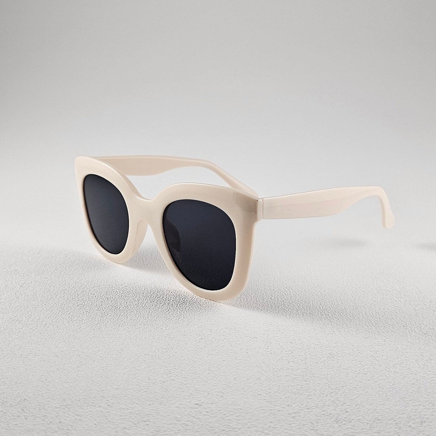 Angled view cat eye polarized sunglasses with PC lenses and UV protection