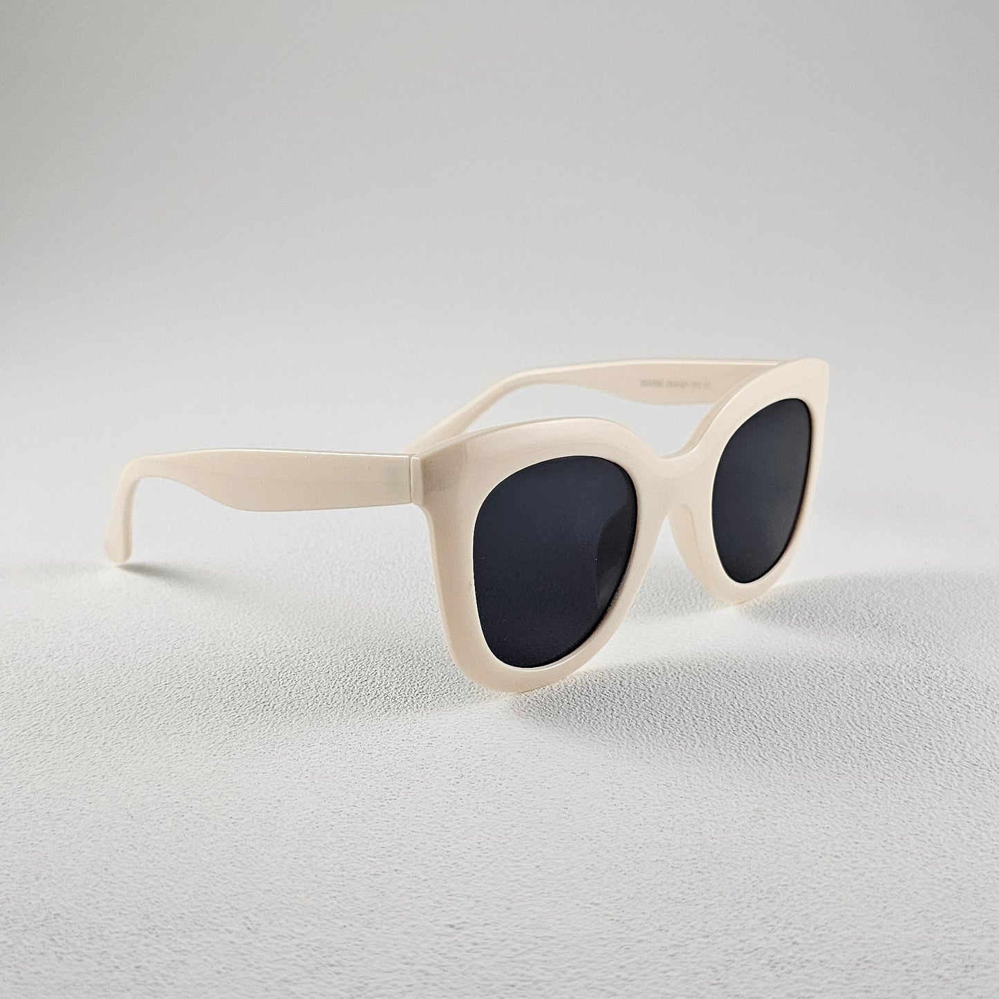 Side profile cat eye polarized sunglasses – lightweight plastic frame