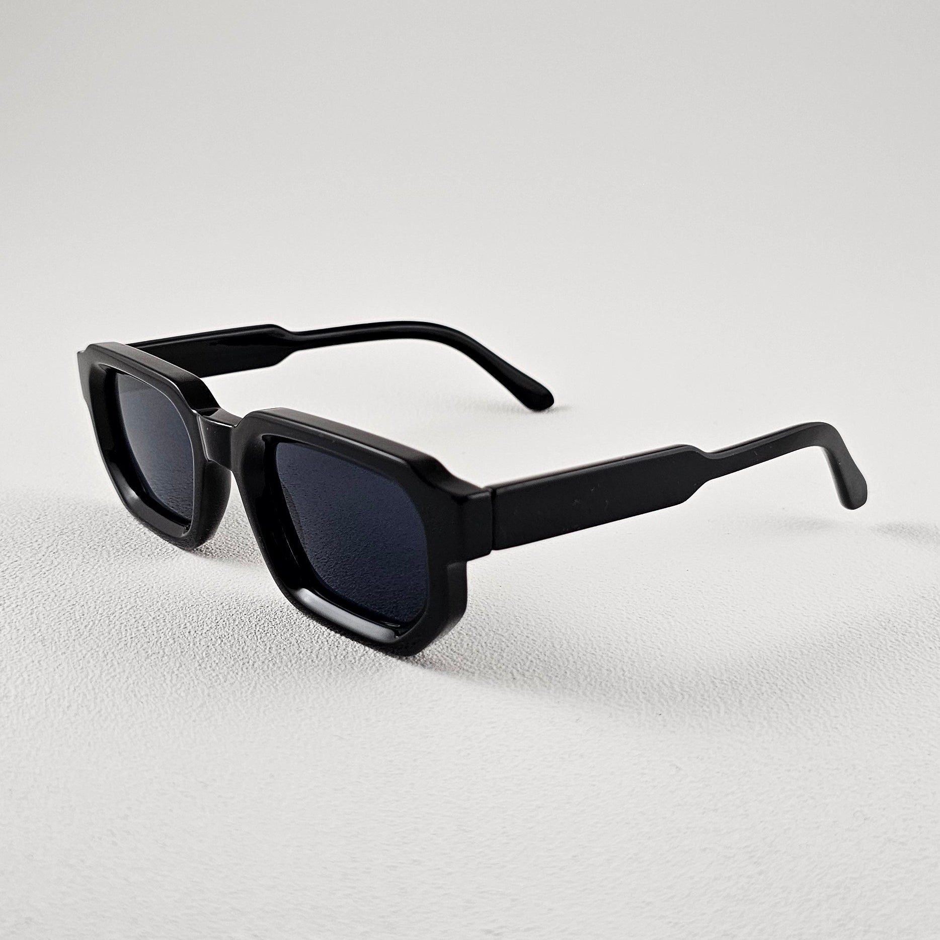 Unisex Madagaskar square sunglasses close-up tortoise frame UV400 lenses