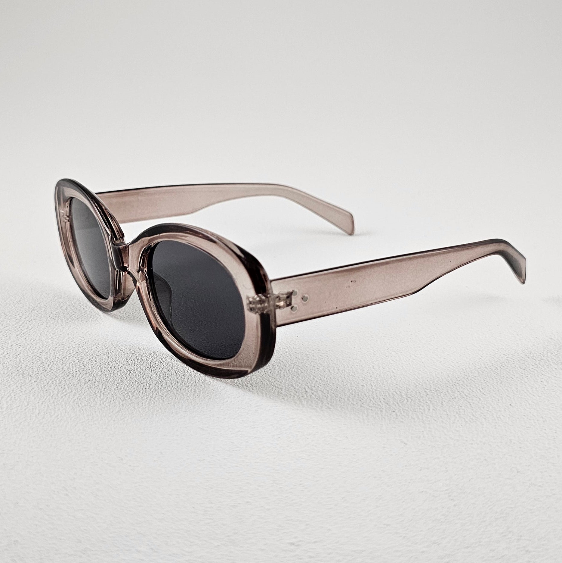 Women's Lisboa oval sunglasses brown bold frame close-up UV400 lenses