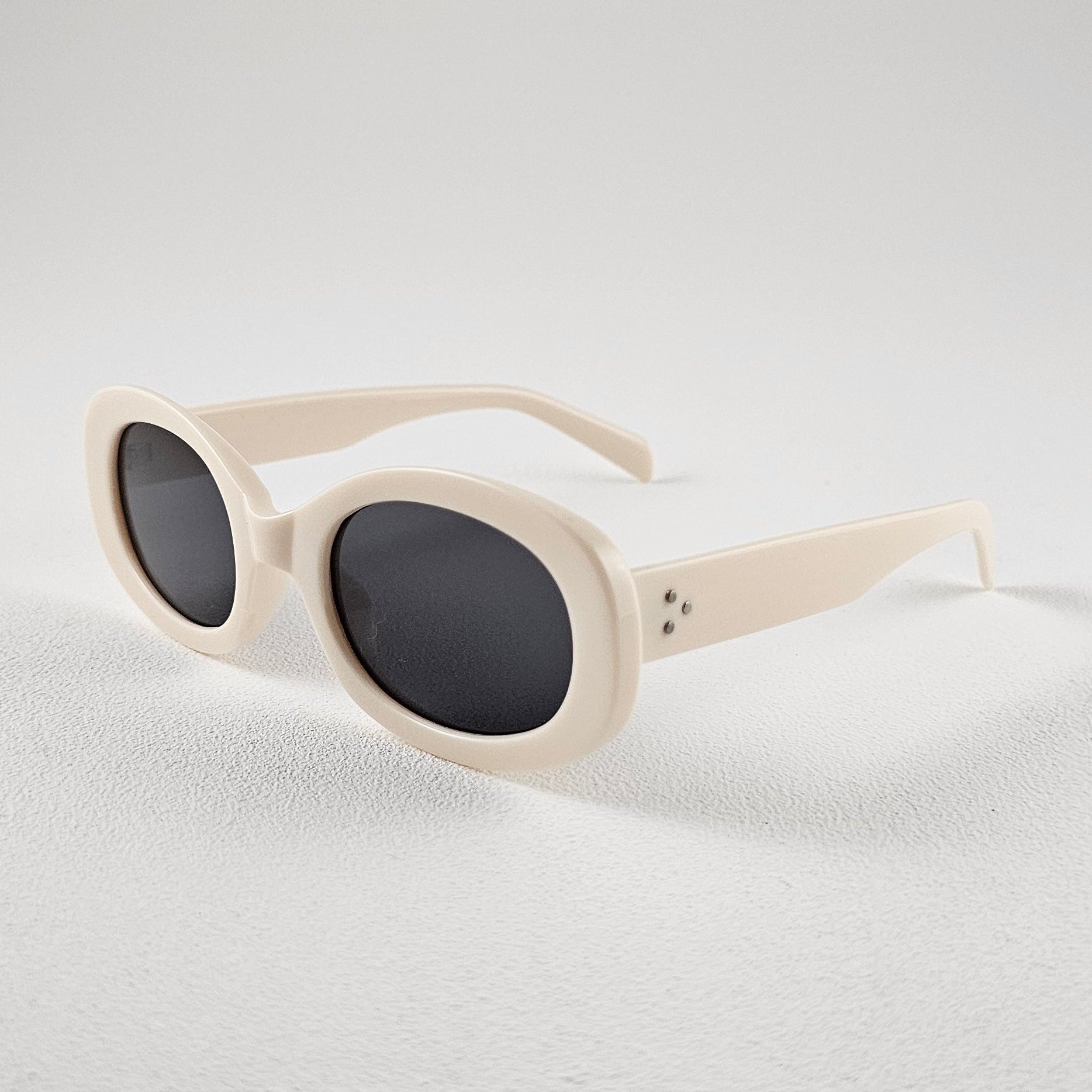 Women's Lisboa oval sunglasses beige bold frame close-up UV400 lenses