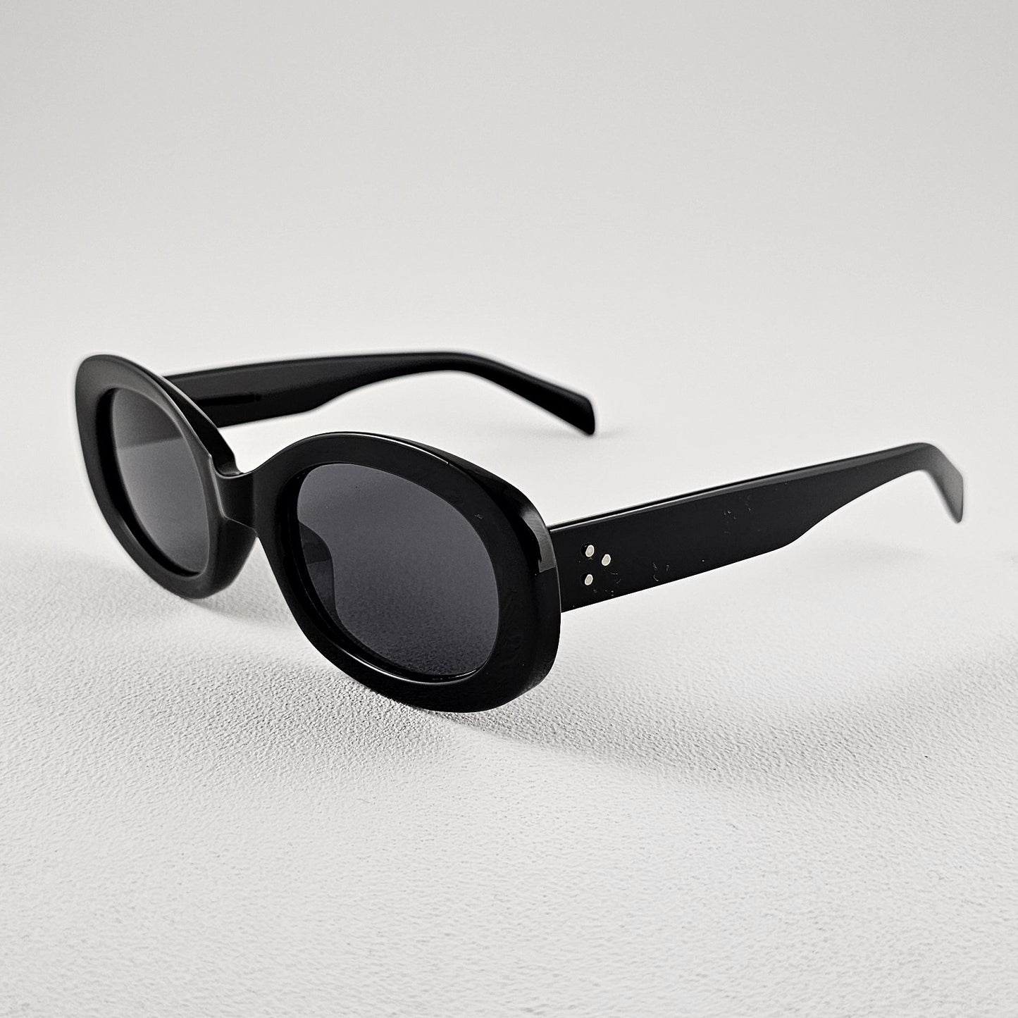 Women's Lisboa oval sunglasses black bold frame close-up UV400 lenses
