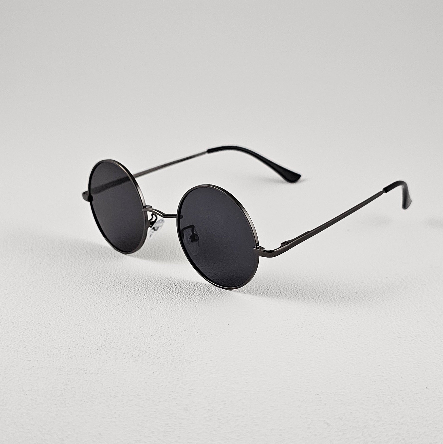 Unisex Ozzy round sunglasses close-up black metal frame UV400 lenses