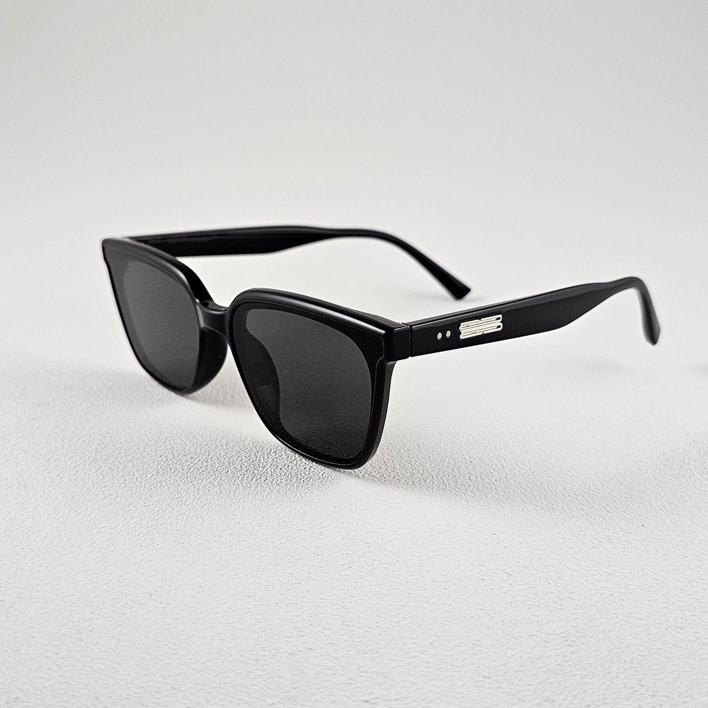 Men's Miami wayfarer sunglasses close-up black frame UV400 lenses