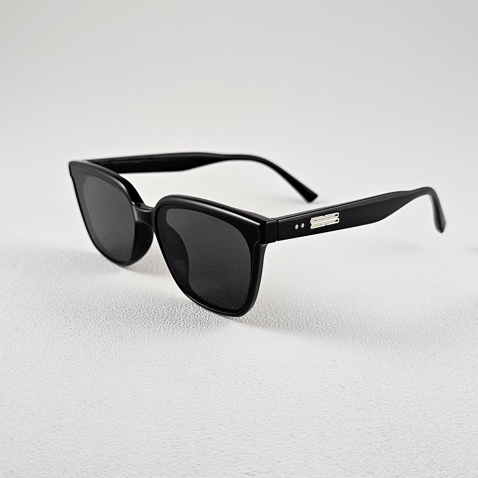 Men's Miami wayfarer sunglasses close-up black frame UV400 lenses