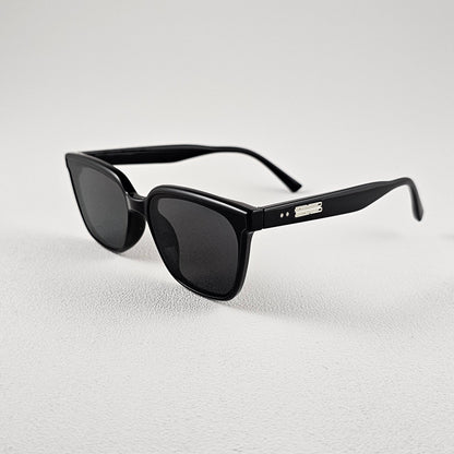 Men's Miami wayfarer sunglasses close-up black frame UV400 lenses
