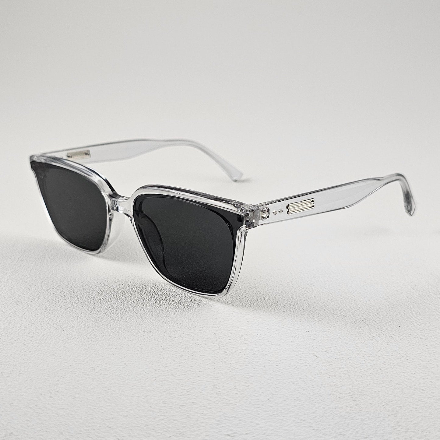 Men's Miami wayfarer sunglasses close-up gray frame UV400 lenses