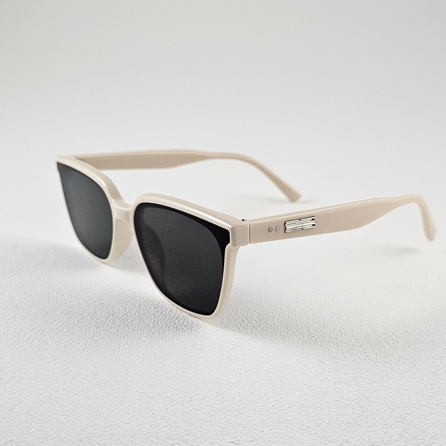 Men's Miami wayfarer sunglasses close-up beige frame UV400 lenses
