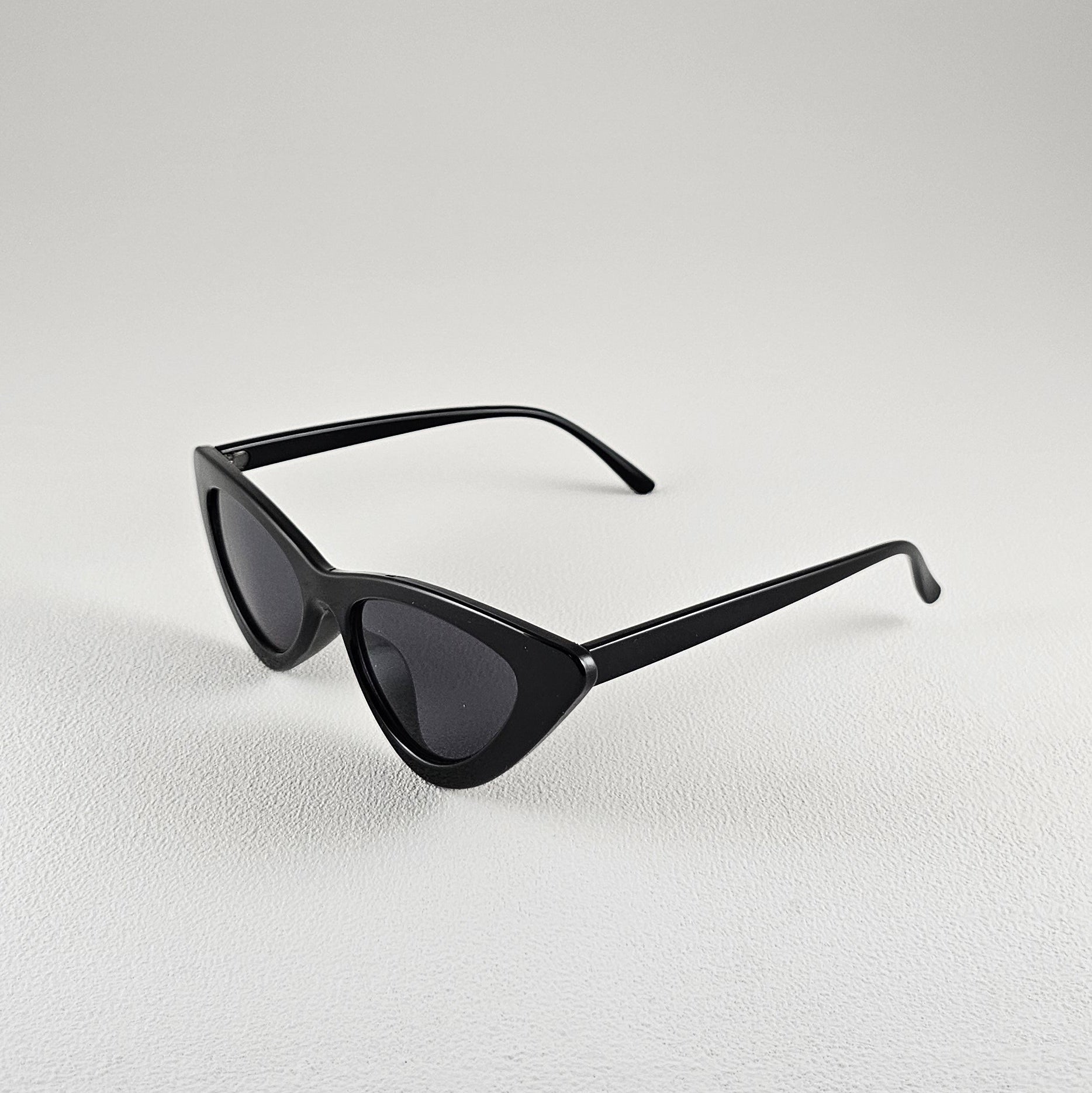 Women's Marilyn cat-eye sunglasses close-up polarized UV400 lenses
