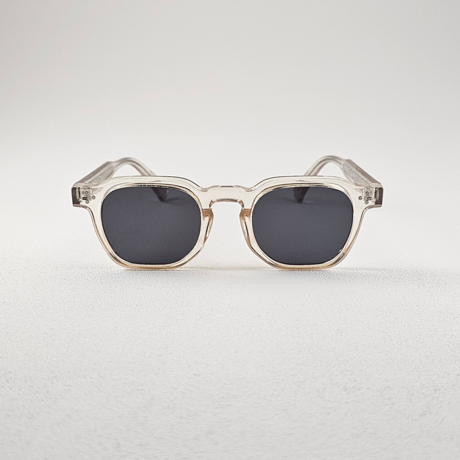 Geometric polarized sunglasses with UV protection – plastic frame front view