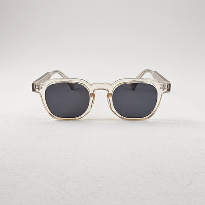 Geometric polarized sunglasses with UV protection – plastic frame front view