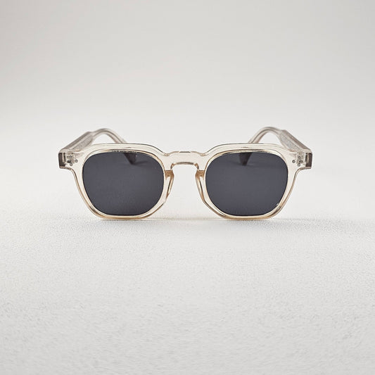 Geometric polarized sunglasses with UV protection – plastic frame front view