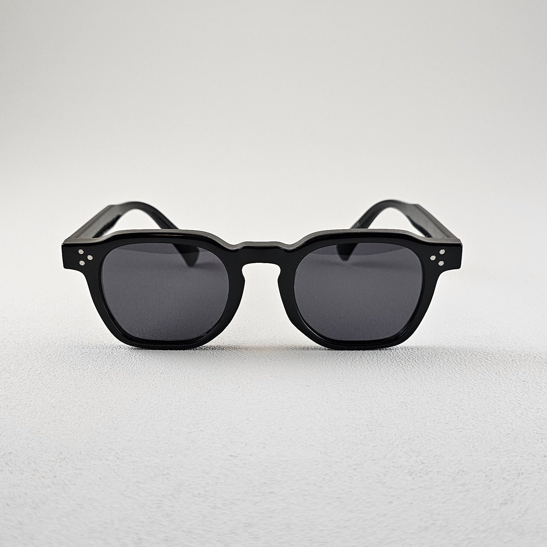 Geometric polarized sunglasses with UV protection – plastic frame black front view