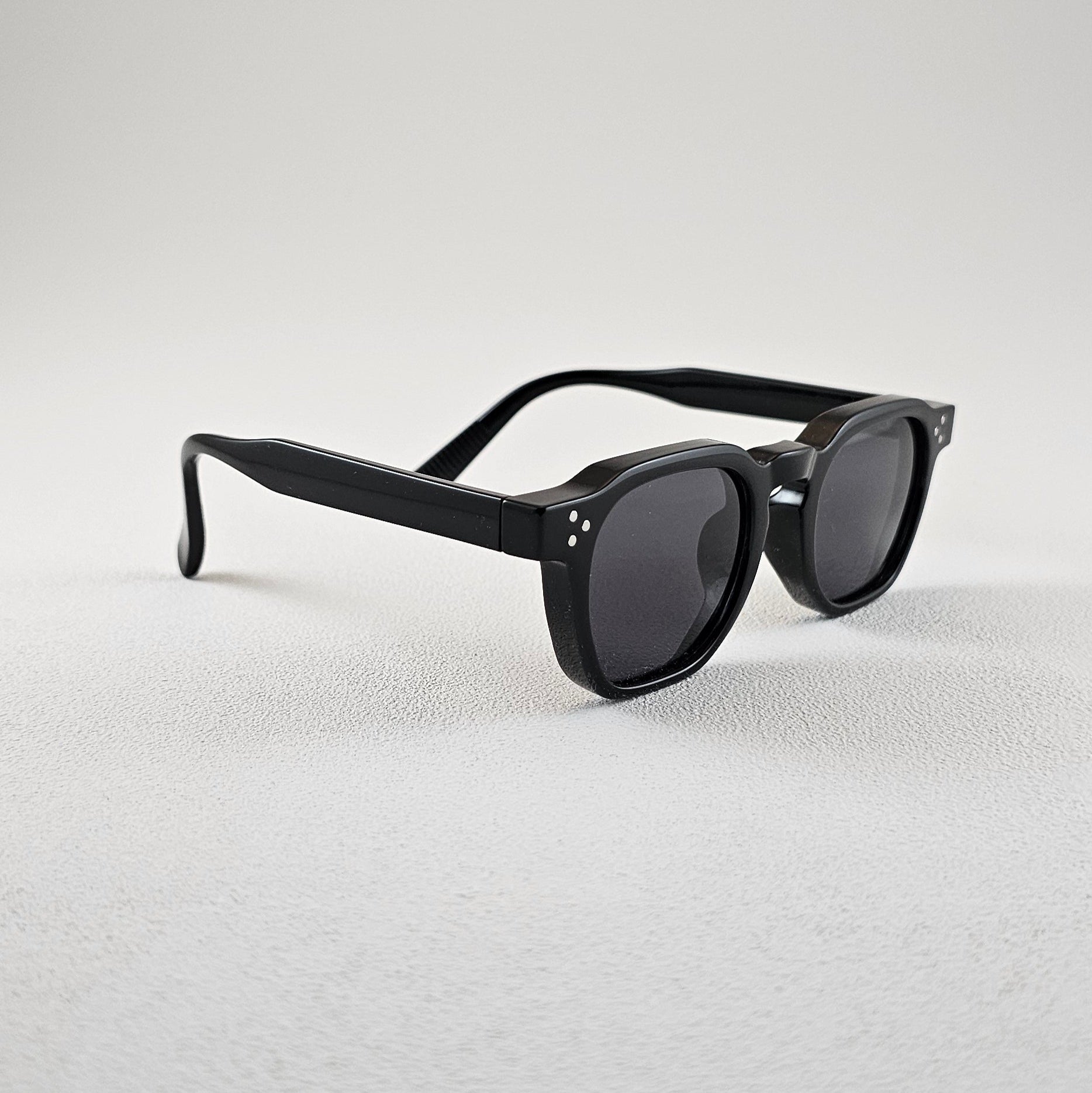 Geometric polarized sunglasses with UV protection – side view black plastic frame