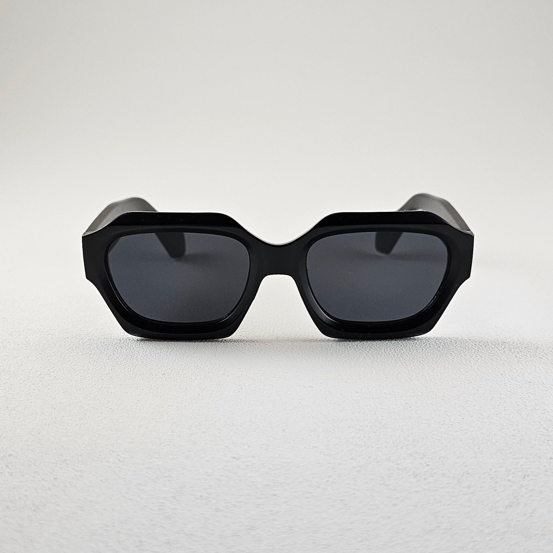 Geometric polarized sunglasses with UV protection – plastic frame front view [tryon].
