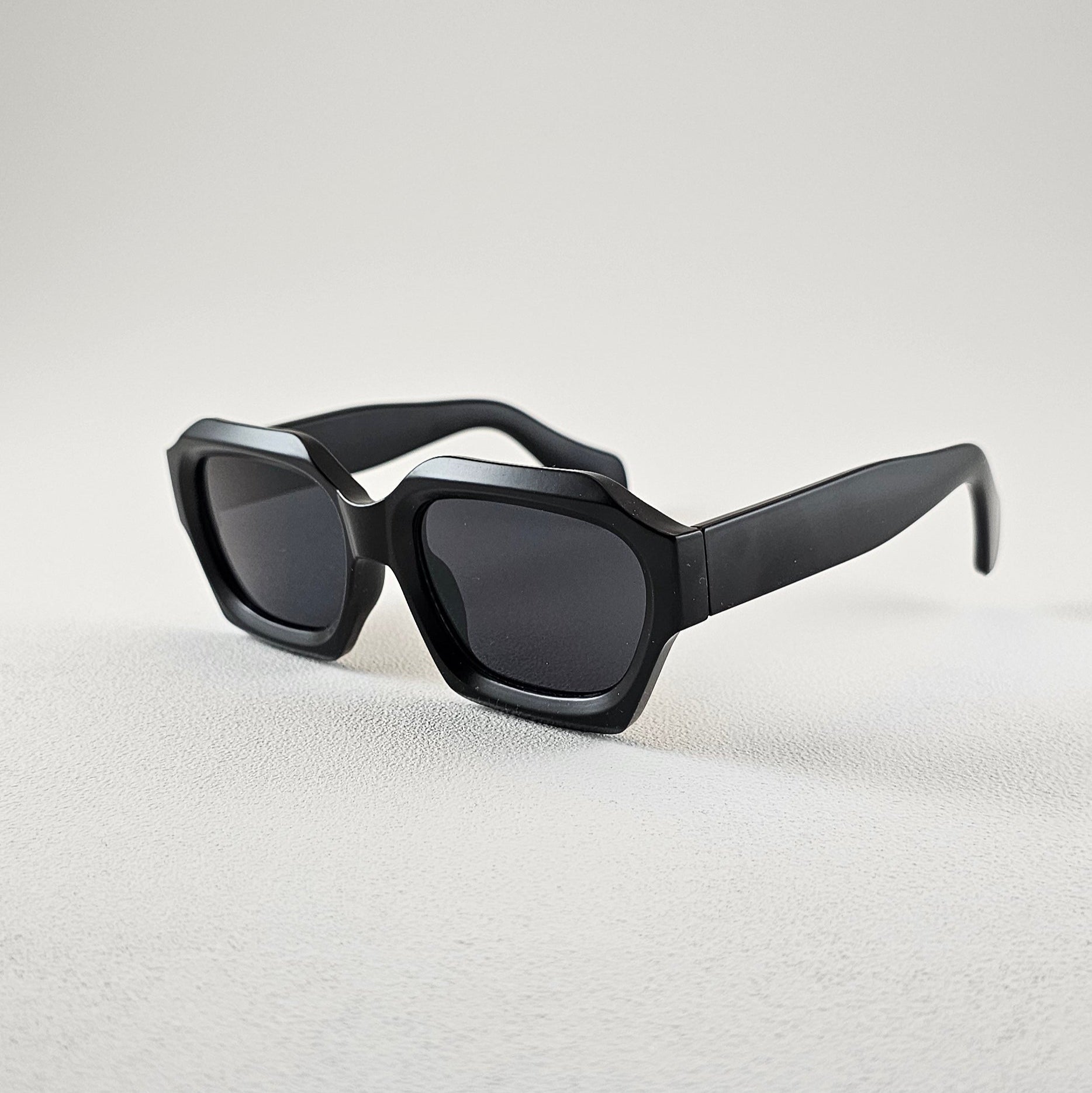 Geometric polarized sunglasses with UV protection – angled view plastic frame [tryon].