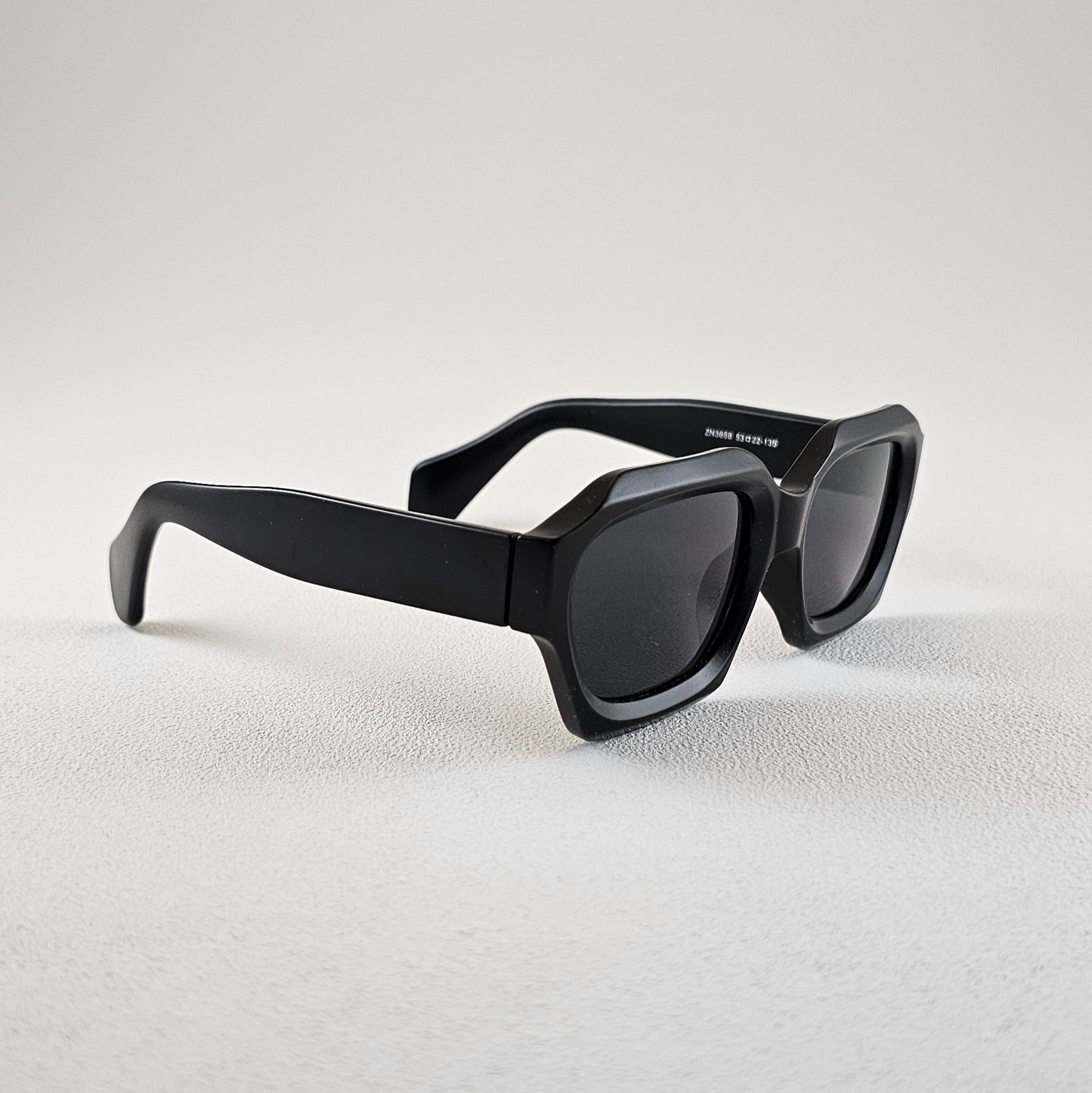 Geometric polarized sunglasses with UV protection – side view plastic frame