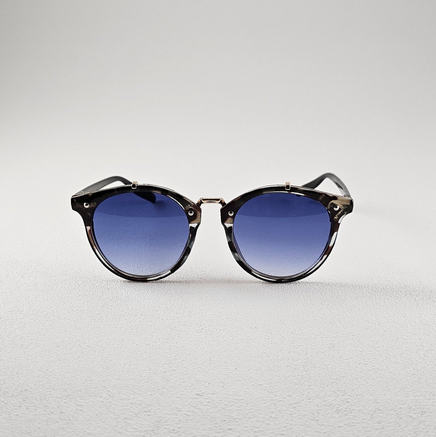 Round polarized sunglasses with UV protection – polycarbonate frame front view