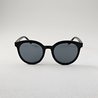 Cat eye polarized sunglasses with UV protection – plastic frame front view