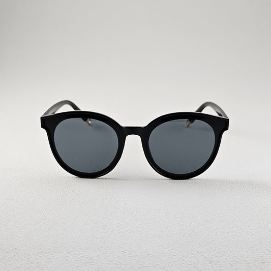 Cat eye polarized sunglasses with UV protection – plastic frame front view