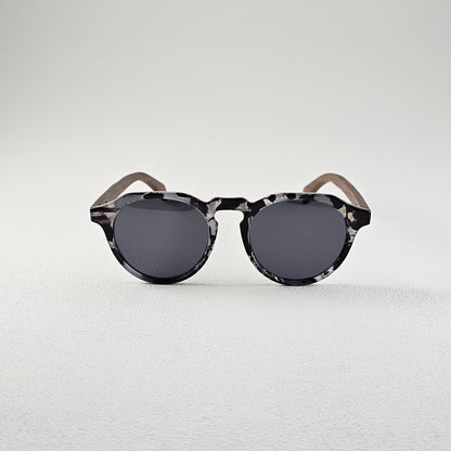 Geometric polarized sunglasses with UV protection – plastic frame front view