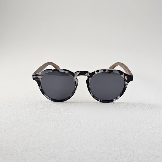 Geometric polarized sunglasses with UV protection – plastic frame front view