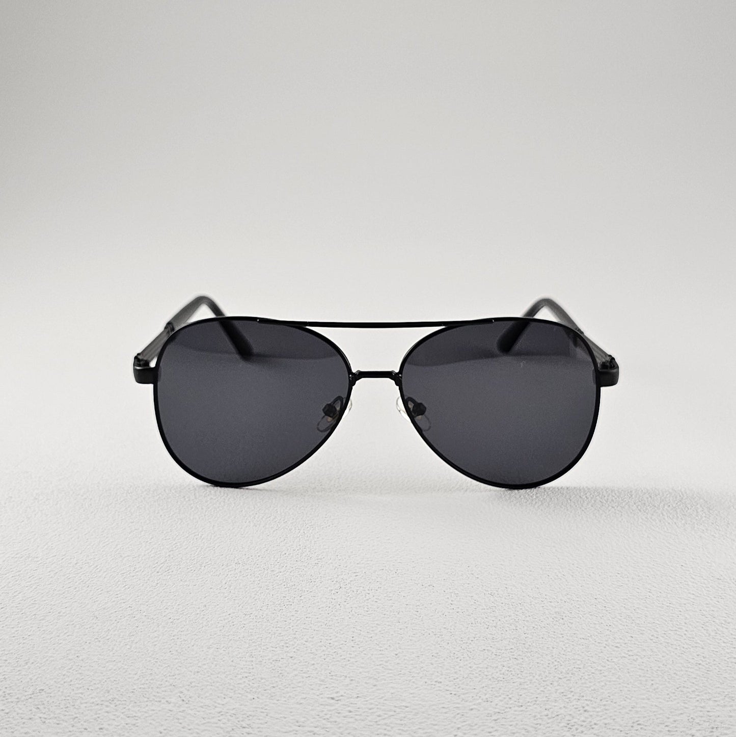 Black pilot polarized sunglasses with UV protection – metal frame front view