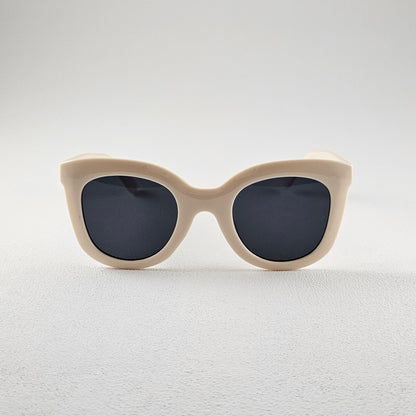 Cat eye polarized sunglasses with UV protection – plastic frame front view