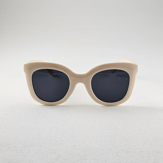 Cat eye polarized sunglasses with UV protection – plastic frame front view